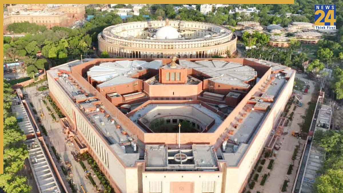 संसद की सुरक्षा में बड़ी चूक, दीवार फांदकर गरुड़ द्वारा तक पहुंचा शख्स