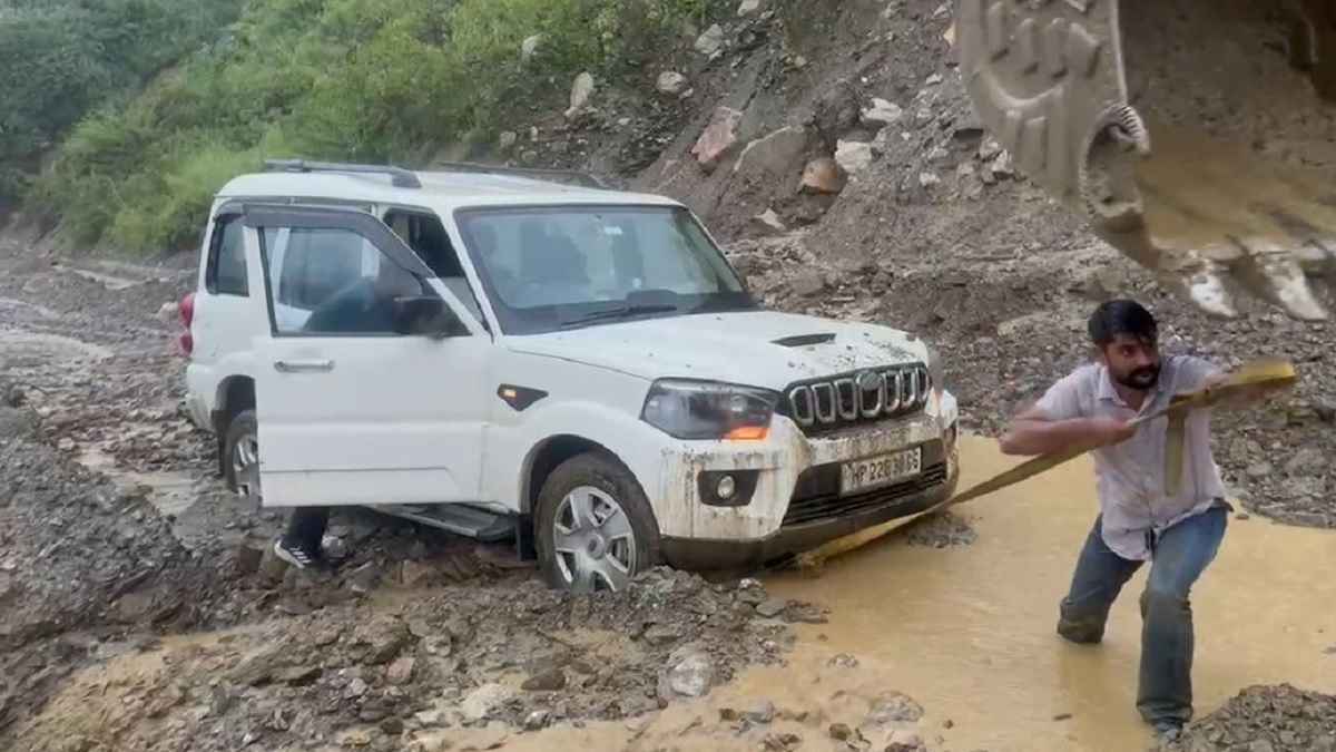 भूस्खलन के बाद चंडीगढ़-मनाली नेशनल हाईवे हुआ बंद, बारिश के पानी में डूबी गाड़ियां