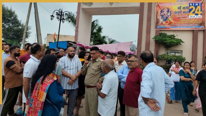 Ghaziabad News, Ghaziabad Municipal Corporation, GDA, Rajnagar Extension, Raj Empire Society, Ghaziabad, Ghaziabad Latest News, गाजियाबाद खबर, गाजियाबाद, गाजियाबाद ताजा खबर, गाजियाबाद नगर निगम, जीडीए, राजनगर एक्सटेंशन, टूटी सड़कें, राज एम्पायर सोसायटी