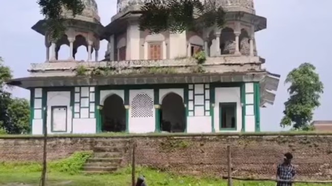 फतेहपुर में हिंदुओं ने मकबरे में तोड़फोड़ की।