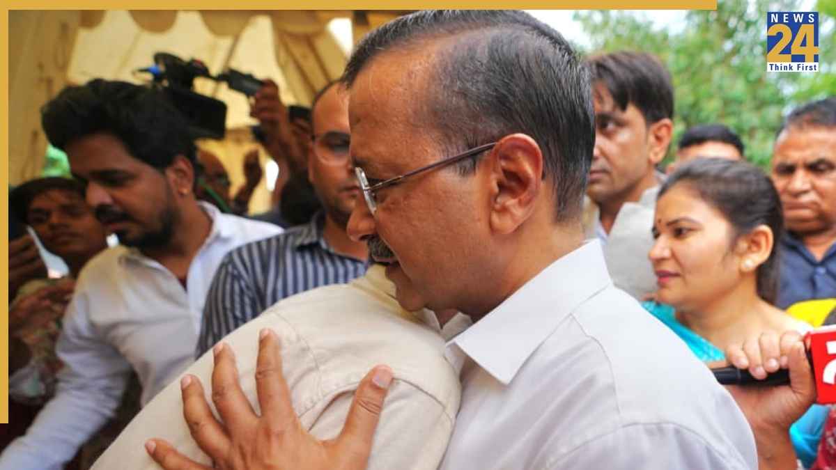 दिल्ली: राहत शिविर पहुंचे अरविंद केजरीवाल, बाढ़ पीड़ितों ने कीं शिकायतें