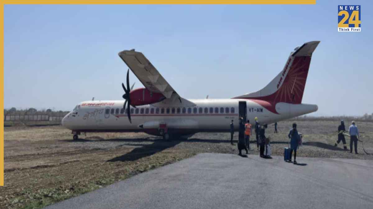 गुजरात में रनवे से फिसला विमान।