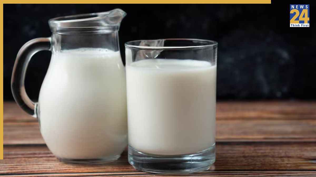 Health Tips: क्या आप भी दूध में मिलाकर पीते हैं ये एक चीज? एक्सपर्ट ने बताया नुकसानदायक
