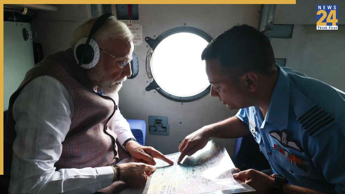 पीएम मोदी बाढ़ग्रस्त इलाकों की जानकारी लेते हुए Himachal Pradesh News, Himachal Pradesh Latest News, Himachal Pradesh Flood, Aerial Survey, PM Narendra Modi, Kangra, Relief Fund, हिमाचल प्रदेश न्यूज, हिमाचल प्रदेश ताजा खबर, हिमाचल प्रदेश बाढ़, हवाई सर्वेक्षण, पीएम नरेन्द्र मोदी, कांगड़ा, सहायता राशि