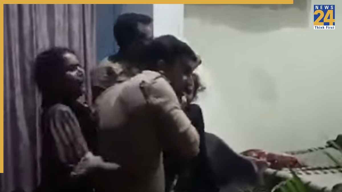 हापुड़ में महिलाओं ने पुलिस पर हमला कर फाड़ी वर्दी, आरोपी को गिरफ्तार करने गई थी टीम, वीडियो आया सामने