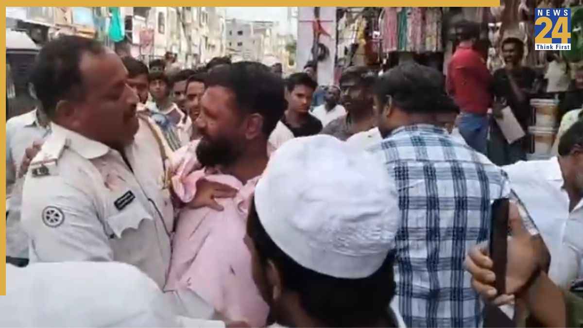 महाराष्ट्र में बीच सड़क पर युवक ने ट्रैफिक पुलिसकर्मियों को पीटा, एसपी ऑफिस में भी की तोड़फोड़