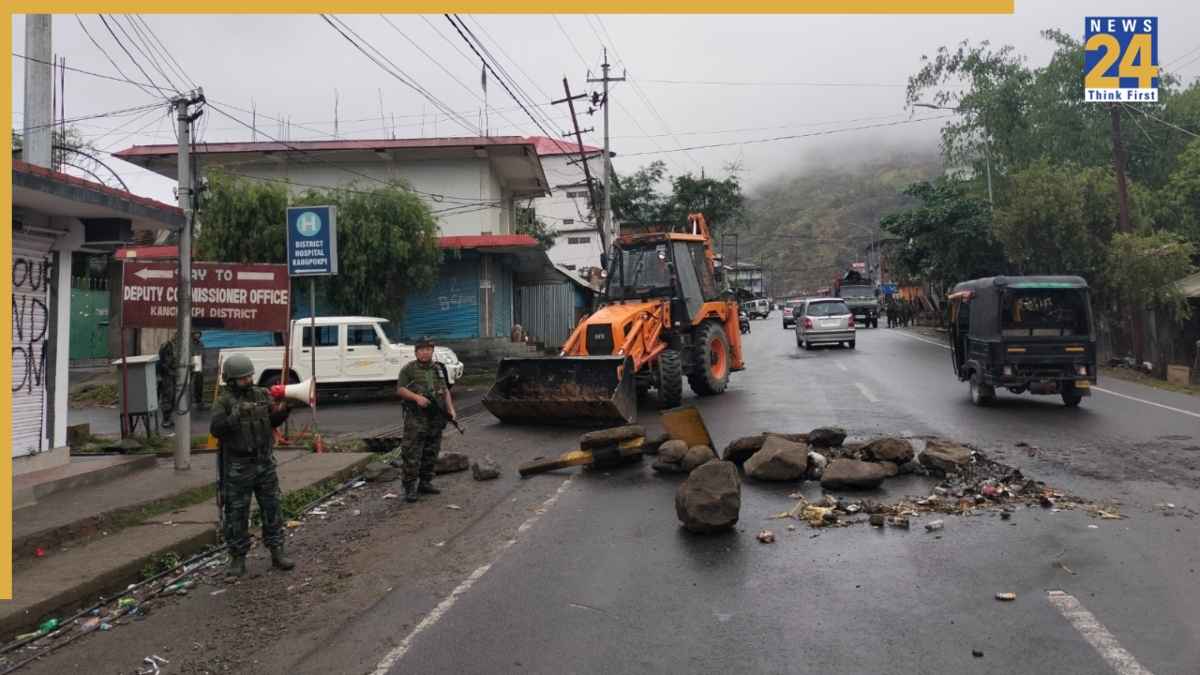 मणिपुर में एनएच 2 नाके बंदी हटाने पर राजी हुआ कुकी समुदाय। मणिपुर में एनएच 2 नाके बंदी हटाने पर राजी हुआ कुकी समुदाय।
