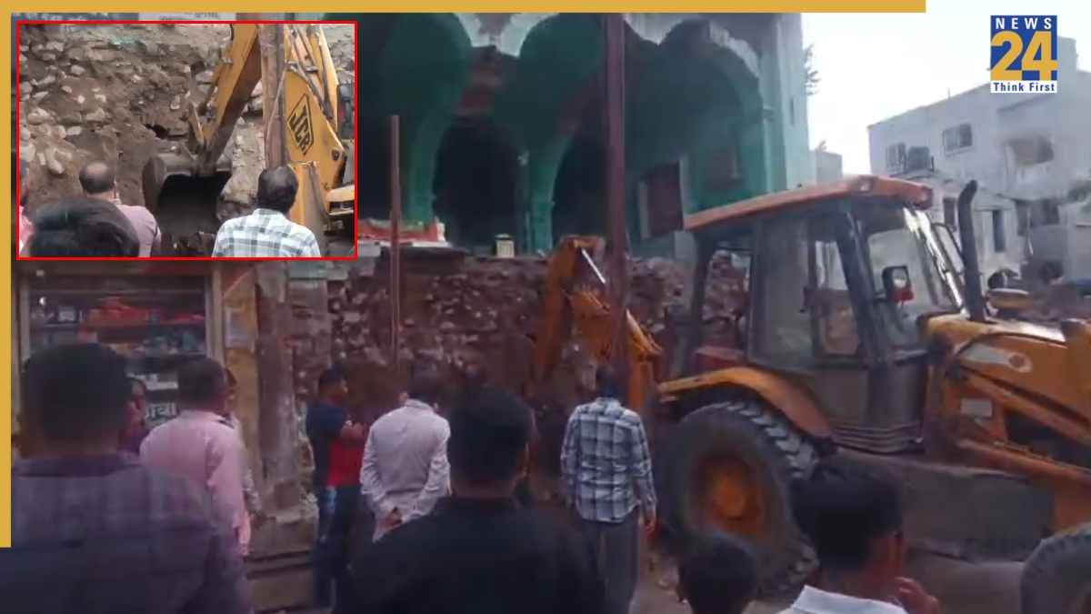 महाराष्ट्र के पुणे में दरगाह में मिली सुरंग।