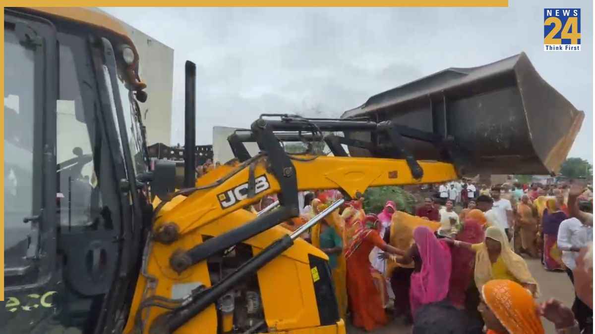 राजस्थान में महिलाओं पर जेसीबी मशीन से कुचलने का प्रयास! ग्रामीणों ने लगाया ये आरोप