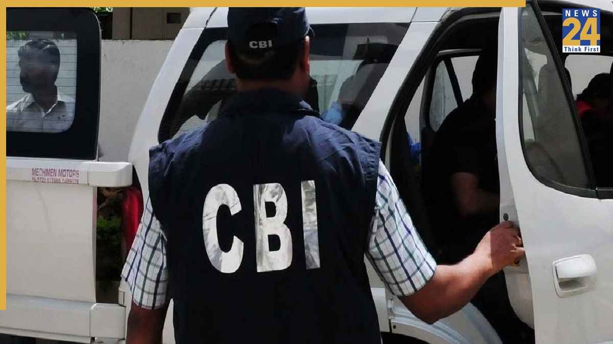 CBI की बेंगलुरु और आंध्र प्रदेश में 16 जगहों पर छापेमारी, सरकारी पैसे को रिश्तेदारों के खातों में भेजने का आरोप