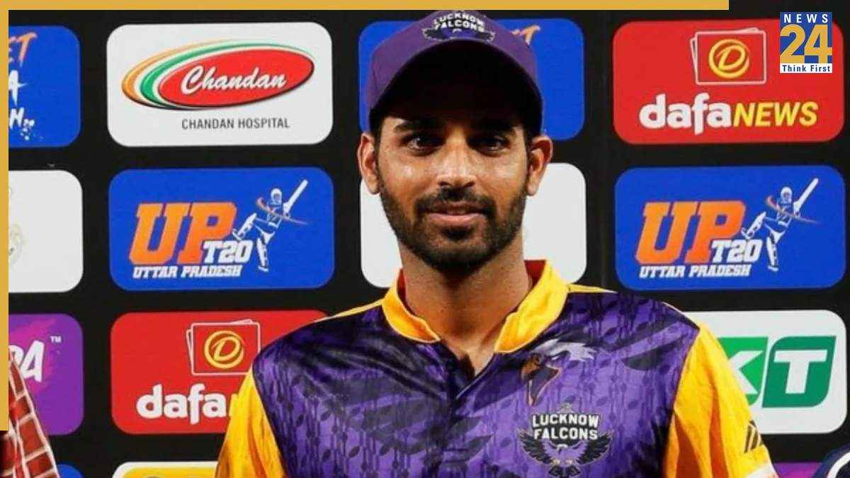UP T20 League 2025: सिर चढ़ कर बोला भुवनेश्वर कुमार के स्विंग का जादू, पहले ओवर में ही उड़ाए बल्लेबाजों के होश  