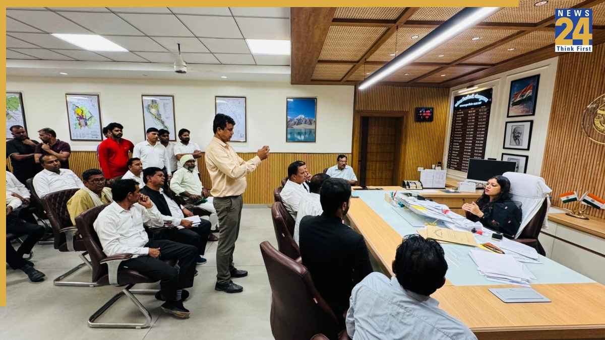 ग्रेटर नोएडा में बोड़ाकी टर्मिनल से प्रभावित किसानों ने भरी हुंकार, बोले समाधान निकलने के बाद ही छोड़ेंगे घर