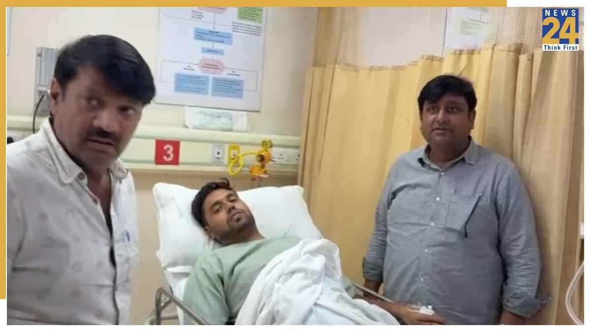 ग्रेटर नोएडा में सांड ने युवक को ऐसा पटका कि पहुंच गया आईसीयू, आवारा जानवरों के आतंक से निवासी परेशान