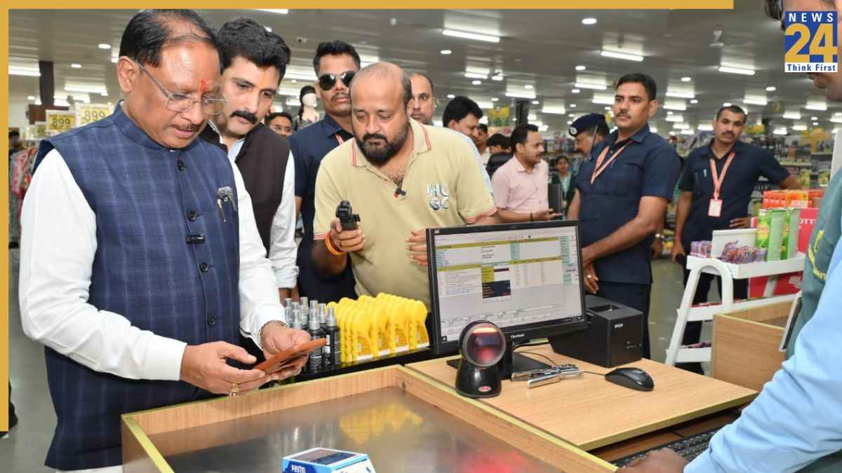 जब मुख्यमंत्री खुद बने ग्राहक, घरेलू सामान की शॉपिंग कर उठाया जीएसटी दरों में कटौती का लाभ