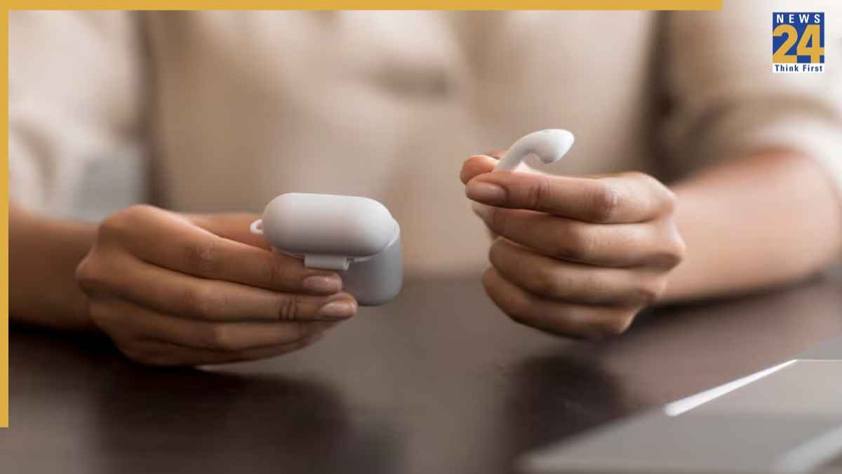 Earbuds Cleaning Tips: ईयरबड्स को घर पर ऐसे करें साफ, आवाज और बैटरी दोनों रहेंगे बेहतर