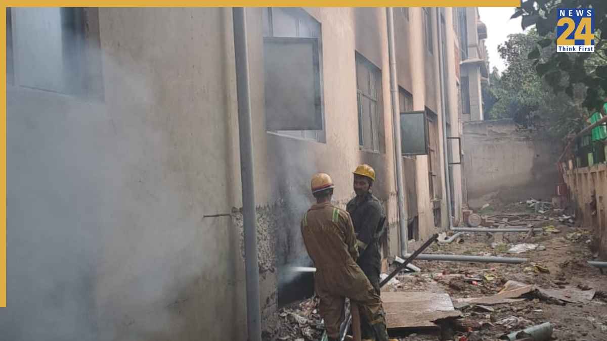 Noida News: नोएडा की फैक्ट्री में भीषण आग, 8 गाड़ियों ने घंटों बाद पाया काबू