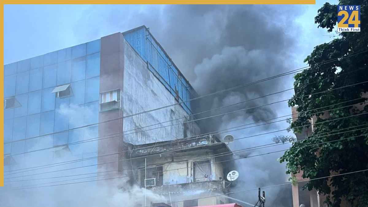 नोएडा में दिव्यांगों के लिए उपकरण बनाने वाली कंपनी में लगी भीषण आग, 5 गाड़ियों ने 2 घंटे बाद पाया काबू