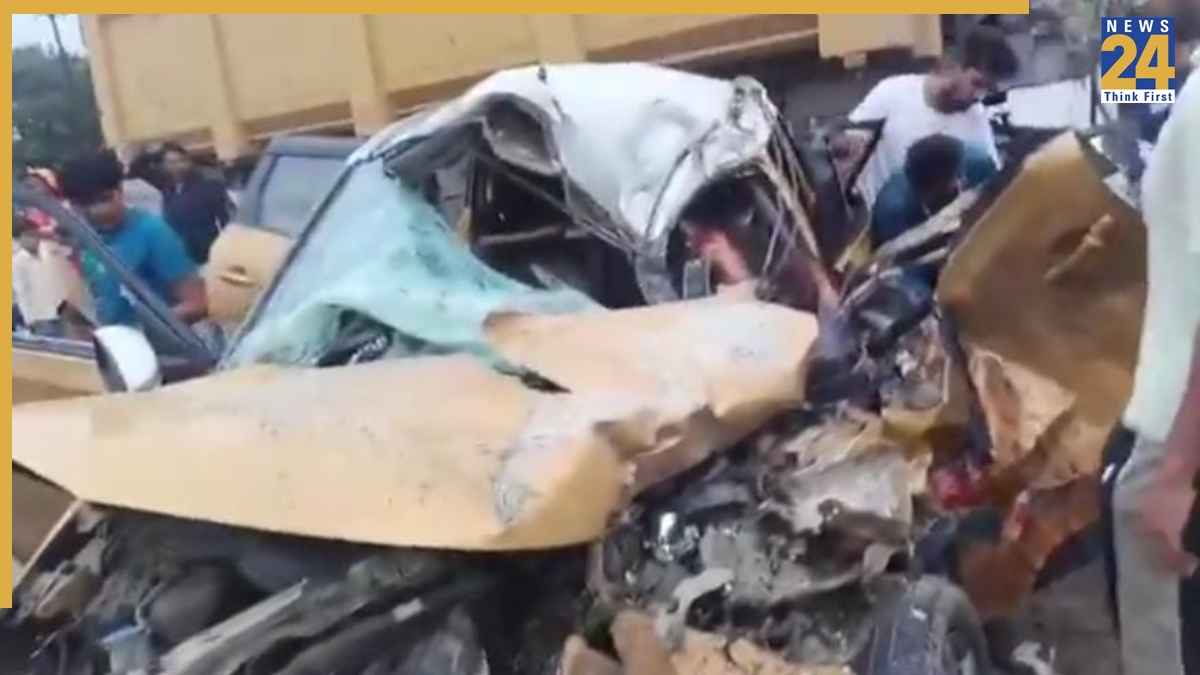 ग्रेटर नोएडा में बड़ा हादसा, चलते ट्रक में घुसी कार, बैनेट यूनिवर्सिटी के 5 छात्र कार में थे मौजूद