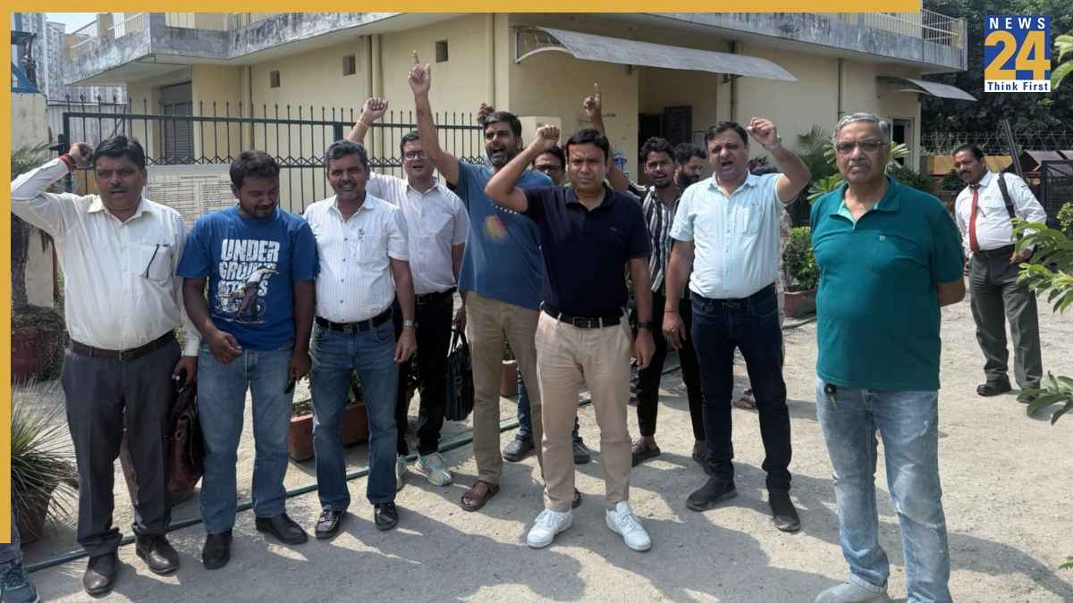 Greater Noida News: ग्रेटर नोएडा वेस्ट में बिजली कटौती पर भड़के व्यापारी, NPCL Office पर प्रोटेस्ट