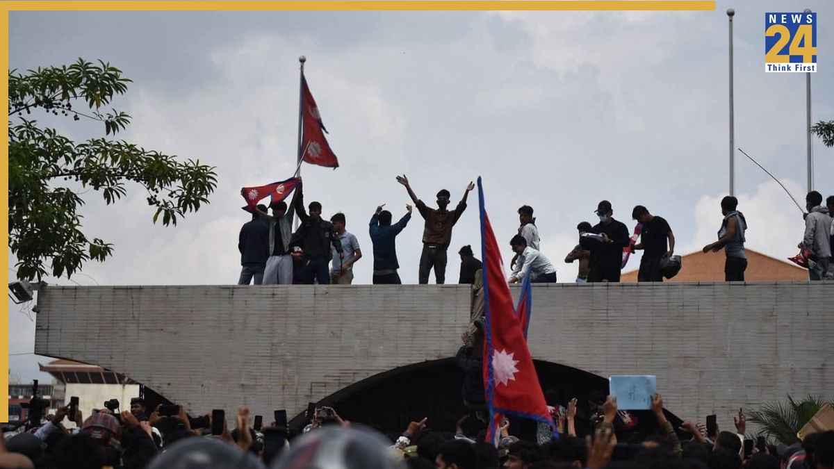 Nepal Protest LIVE Updates: नेपाल में Gen-Z प्रोटेस्ट के दौरान 14 लोगों की मौत, काठमांडू में कर्फ्यू, PM ओली ने बुलाई आपात बैठक