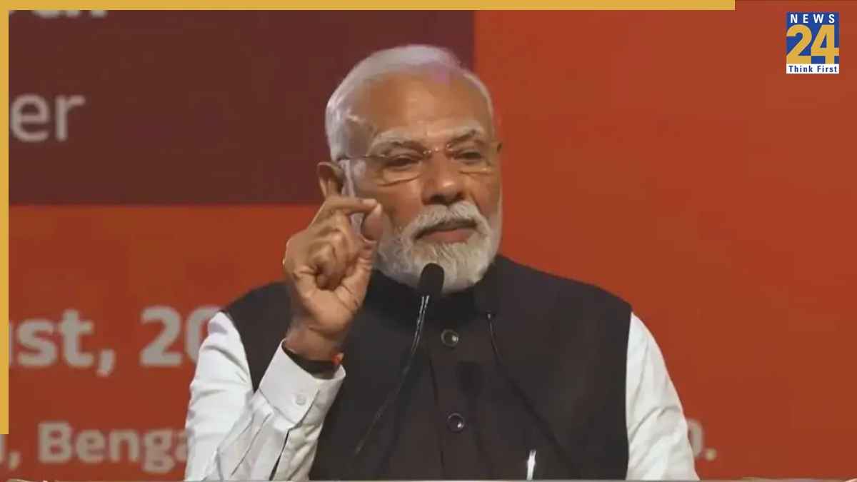 'आत्मनिर्भर भारत के तहत देश में चिप से लेकर शिप तक बनाएंगे', इंटरनेशनल ट्रेड शो में बोले पीएम मोदी