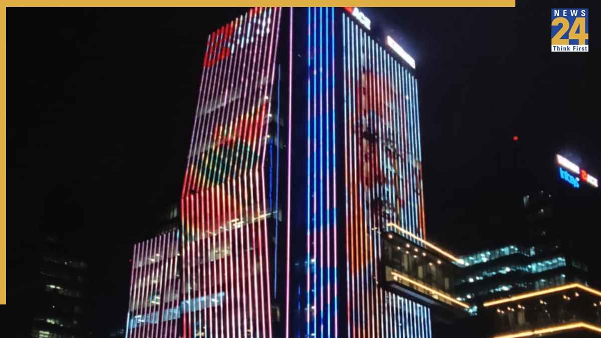 नोएडा में अनोखे अंदाज में मना PM मोदी का जन्मदिन, 66 मीटर लंबी फसाड़ पर दिखाई गई भव्य तस्वीरें