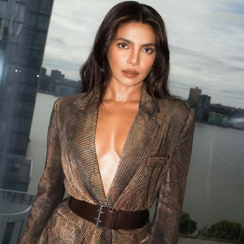 Priyanka Chopra, Akanksha Puri-1-2-3-4-5