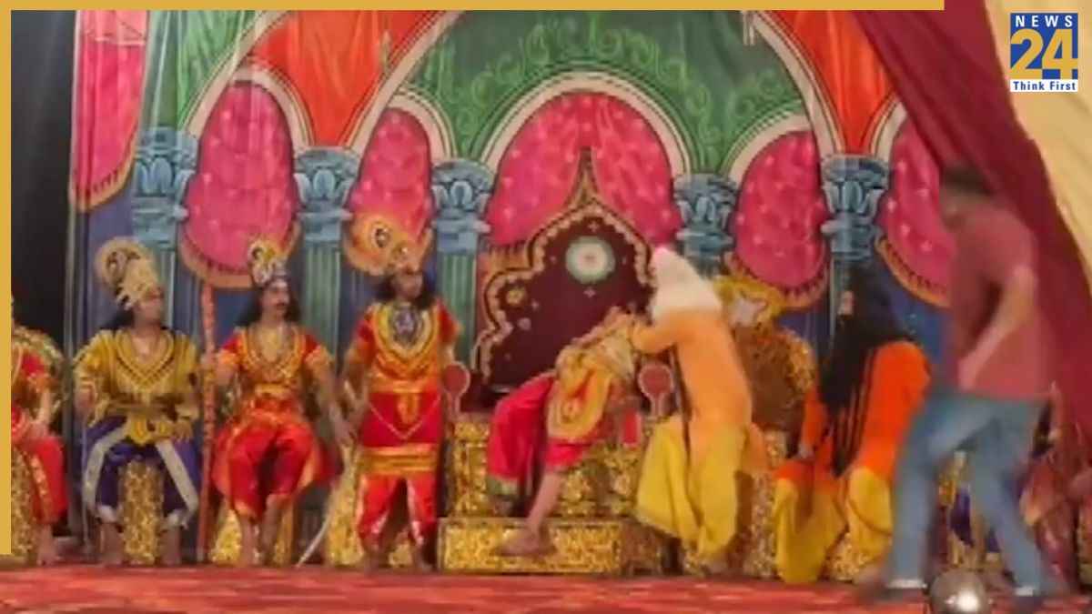रामलीला के मंच पर कलाकार की मौत का वीडियो वायरल, एक्टिंग के दौरान पड़ा दिल का दौरा
