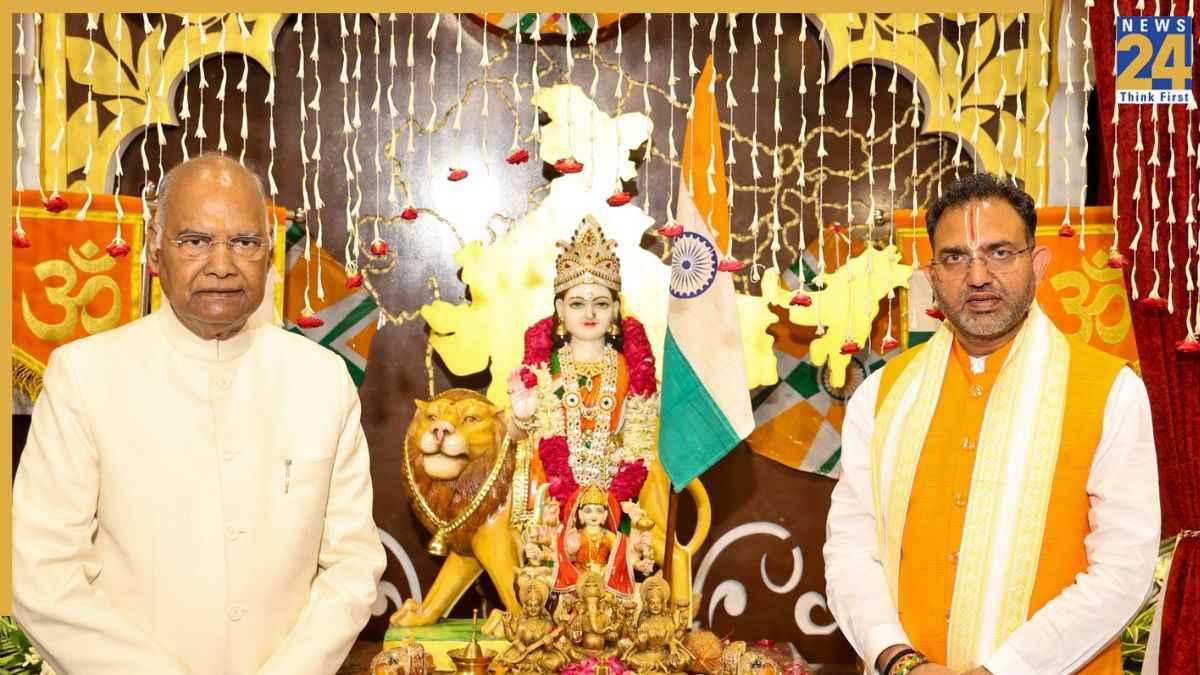 दिल्ली के विश्व रामायण आश्रम पहुंचे पूर्व राष्ट्रपति रामनाथ कोविंद, शहीदों को दी श्रद्धांजलि