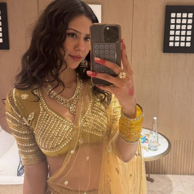 Sonam Bajwa, Sonam Bajwa traditional look, Sonam Bajwa photos-1-2-3-4-5-6