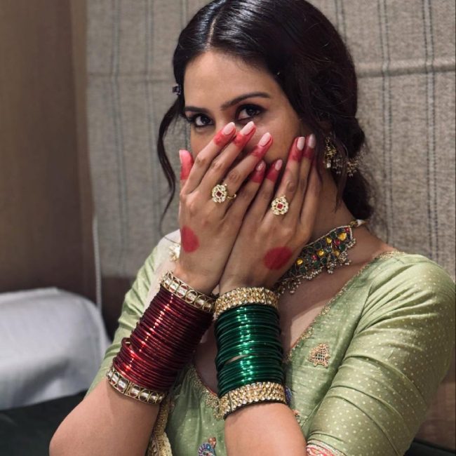 Sonam Bajwa, Sonam Bajwa traditional look, Sonam Bajwa photos-1-2