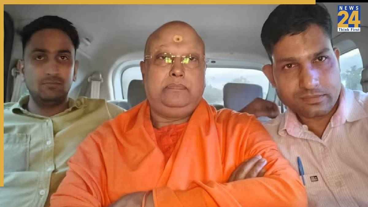 Swami Chaitanyananda | Physical Assault | Delhi