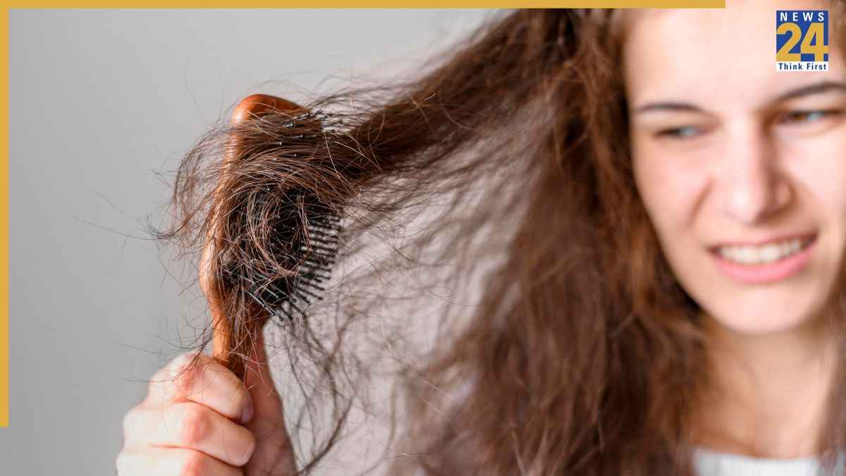 Hair Wash के बाद बिखरे-बिखरे रहते हैं बाल? डर्मेटोलॉजिस्ट ने बताया Frizzy Hair कंट्रोल करने का तरीका
