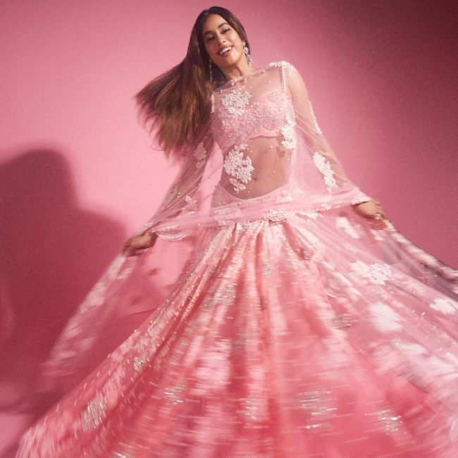 Janhvi Kapoor, Janhvi Kapoor traditional look, Sunny Sanskari Ki Tulsi Kumari-1-2-3-4-5