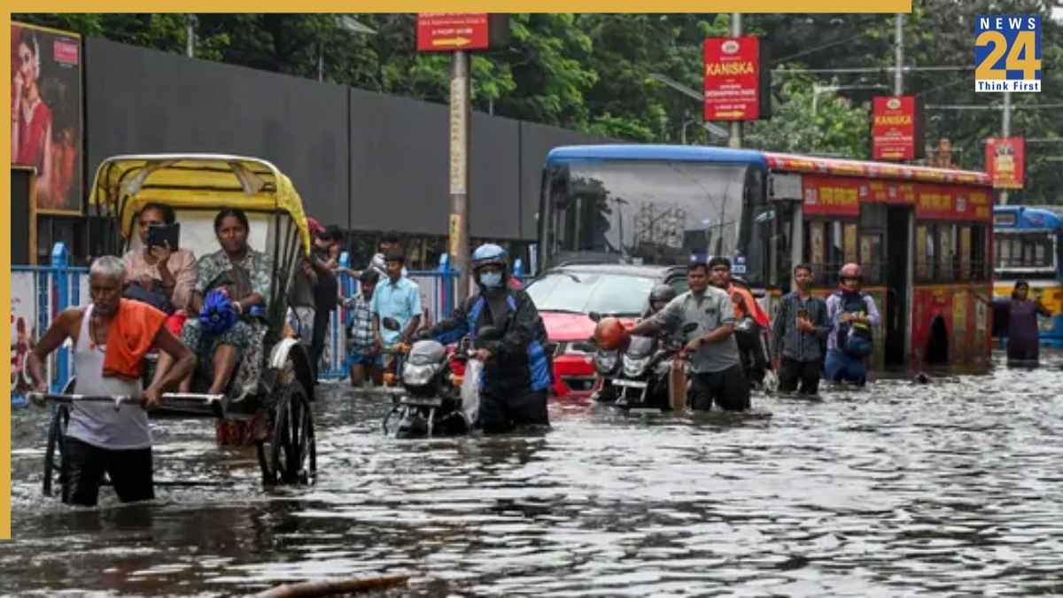 Kolkata Weather News: 30 फ्लाइट्स कैंसिल, स्कूल-कॉलेज बंद; अचानक पश्चिम बंगाल में क्यों हुई इतनी बारिश?