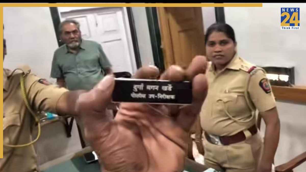 'इसे बाहर निकालो...', FIR दर्ज कराने आई युवती पर भड़की महिला अधिकारी; फेंका बैच