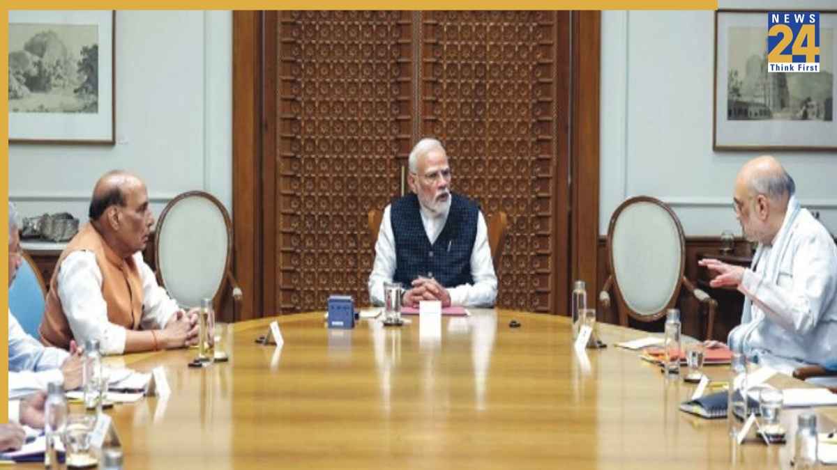 मोदी कैबिनेट के 6 बड़े फैसले, 11 लाख रेलवे कर्मचारियों के लिए दिवाली पर बोनस का ऐलान