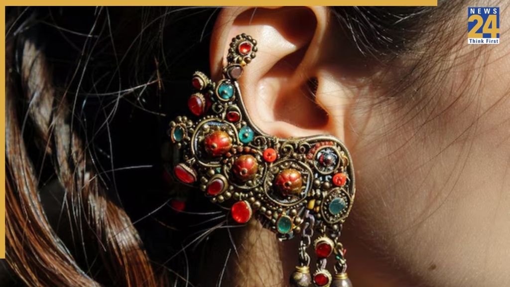 Kashmiri Earrings: नवरात्रि में पहने ये ट्रेंडिंग कश्मीरी झुमके, पुछने लगेंगे लोग कहां से लिए