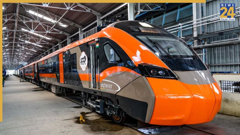 Vande Bharat Sleeper Train, Vande Bharat Sleeper, Railway Minister Ashwini Vaishnav, Punjab Rail Project, Minister of State for Railways Ravneet Singh Bittu, वंदे भारत स्लीपर ट्रेन, वंदे भारत स्लीपर, रेल मंत्री अश्विनी वैष्णव, पंजाब रेल परियोजना, रेल राज्य मंत्री रवनीत सिंह बिट्टू
