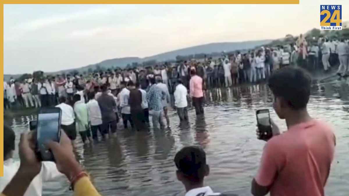 MP: विसर्जन पर उज्जैन के बाद खंडवा में बड़ा हादसा, तालाब में गिरा ट्रैक्टर-ट्रॉली, अभी तक 13 की मौत