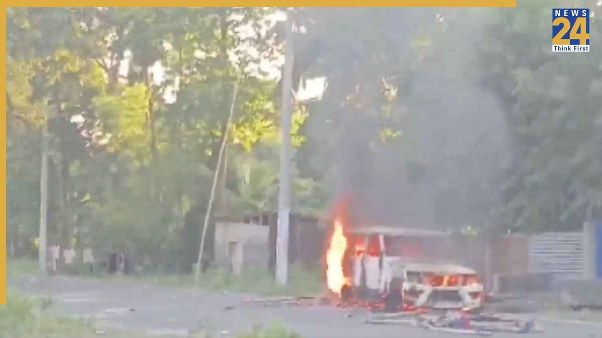 जुबीन गर्ग मामले में बकसा जेल के बाहर हिंसक प्रदर्शन, गुस्साए समर्थकों ने किया पथराव, पुलिस की गाड़ी में लगाई आग