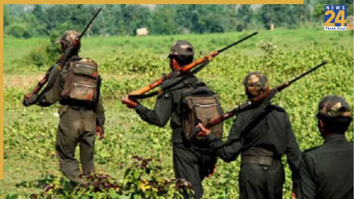 7 करोड़ के इनामी नक्सली नेता ने 60 साथियों के साथ किया सरेंडर, महाराष्ट्र में सुरक्षा बलों को मिली बड़ी सफलता