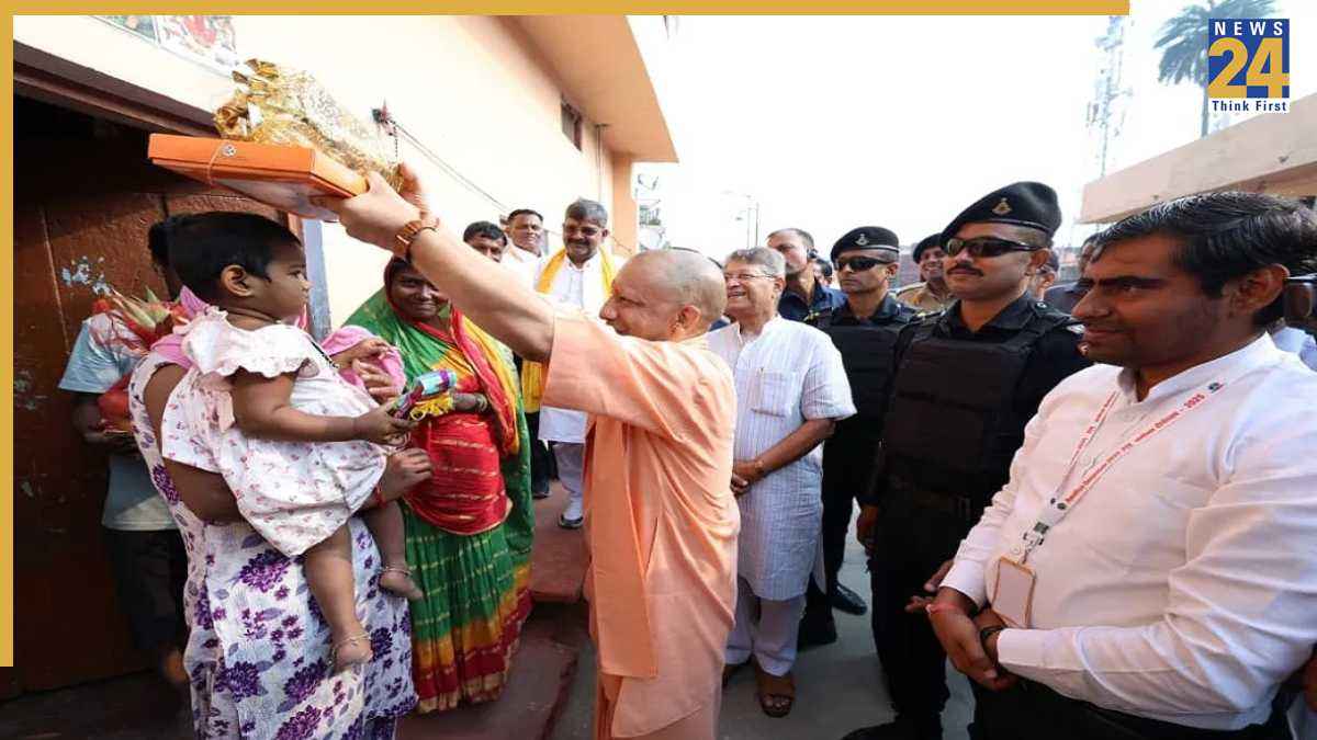 निषाद बस्ती में दिवाली मनाते सीएम योगी