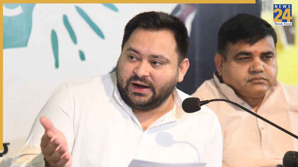 बिहार चुनाव में सरकारी नौकरी का ऐलान करते तेजस्वी यादव