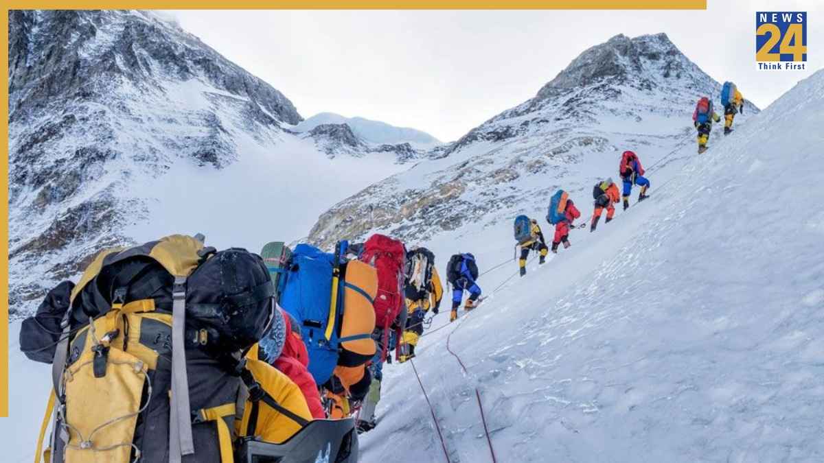 माउंट एवरेस्ट पर भीषण बर्फीला तूफान, तिब्बती क्षेत्र में फंसे 1000 से ज्यादा पर्वतारोही