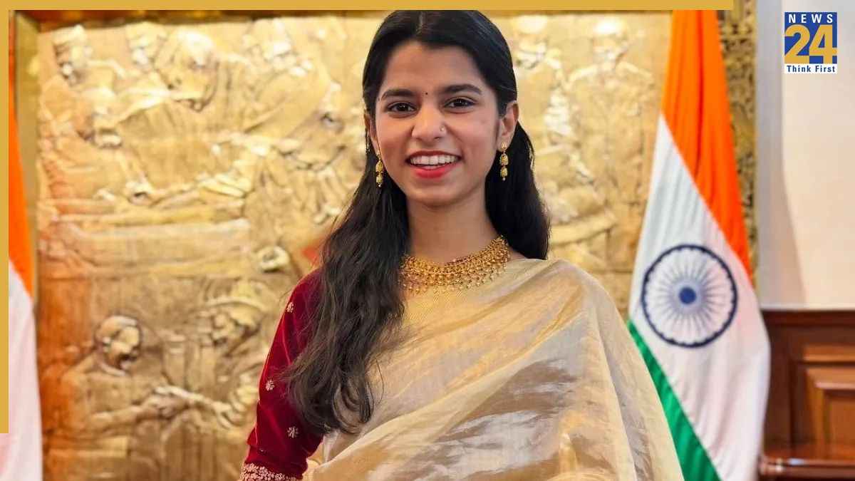 मैथिली ठाकुर BJP में हुई शामिल, दरभंगा जिले की इस विधानसभा सीट से लड़ सकती हैं चुनाव