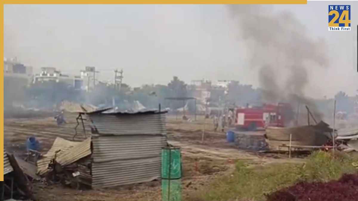 फतेहपुर में पटाखा बाजार में लगी भीषण आग, 60 से अधिक दुकानें जली, कई दुकानदार भी झुलसे