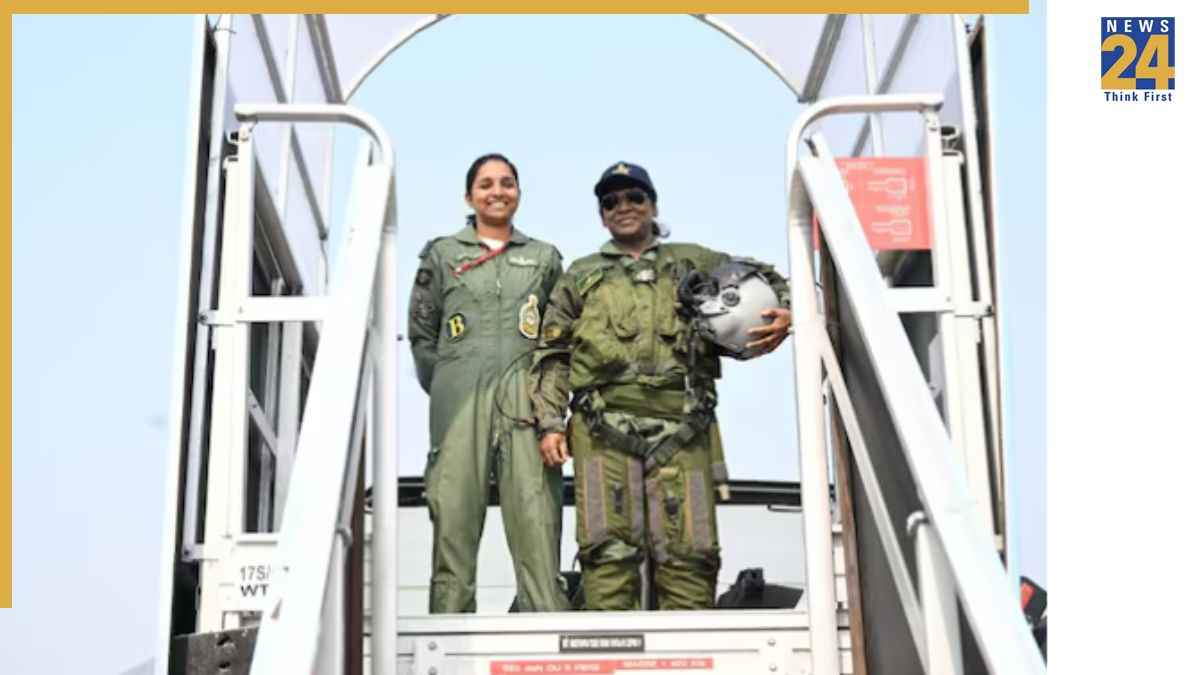 पाकिस्तान के झूठे दावे की फिर खुली पोल, राष्ट्रपति मुर्मू ने Rafale Pilot शिवांगी सिंह के साथ खिंचवाई फोटो