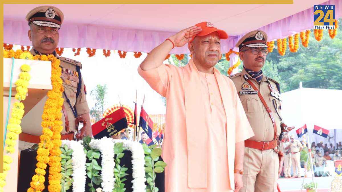 शहीद पुलिसकर्मियों को श्रद्धांजलि देते सीएम योगी
