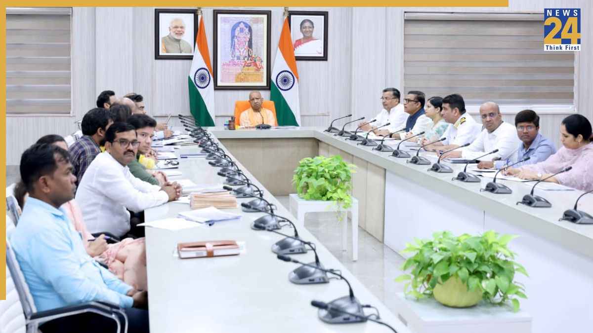 1 से 4 नवंबर तक गंगा महोत्सव, 5 नवंबर को भव्य देव दीपावली, CM योगी ने की तैयारियों की समीक्षा